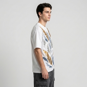 Camiseta Gráfica Blanca para Hombre con Estampados Botánicos Artísticos en Amarillo Dorado, Azul y Gris, Estilo Casual Oversize - Product Image 2