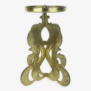 Candelabro de estilo victoriano con elegantes patrones metálicos curvos y diseño central abierto, decorativo y vintage para mesa. - Product Image 1