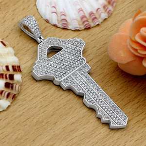 Colgante de moissanita redonda con forma de llave, estilo diamante, para fiestas de hip hop, de plata de ley 925, joyería fina, colgantes y dijes al por mayor - Product Image 1