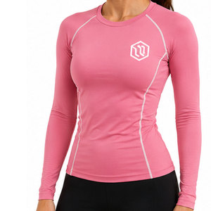 Camiseta de compresión para mujer con transpirabilidad mejorada, material elástico y ajuste atlético optimizado para uso deportivo - Product Image 1
