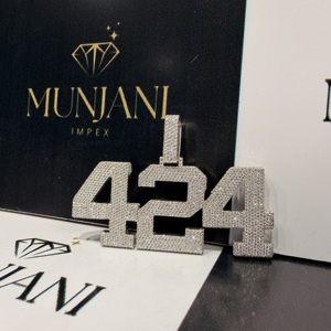 Colgante y Amuleto de Lujo para Hombre, Chapado en Oro, con Diamante Redondo Brillante Número 424 Personalizado, Certificado IGI, Totalmente Engastado, Estilo Hip Hop - Product Image 1