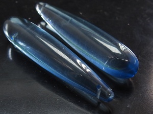 Perles en verre de quartz bleu foncé aquatique de 35 mm, en forme de goutte allongée, paire assortie, apprêts pour boucles d'oreilles, matériel de fabrication de bijoux en gros - Product Image 1