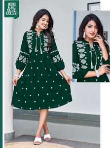 Vente en gros de corset flammé Reyon lourd avec broderie fantaisie, chemise de débardeur à manches longues sexy Western Wear conçue en Inde - Product Image 2