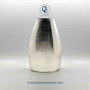 Jarrón Moderno de Acero Inoxidable con Diseño de Lirios en Latón, Ecológico y Hecho a Mano - Qamar Overseas, Jarrón para Mesa de Boda - Product Image 2