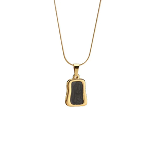 Collar con colgante geométrico para mujer con acabado chapado en oro de 18 quilates y cadena de serpiente impermeable que no se deslustra. - Product Image 5