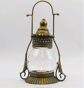 Lanterne ethnique traditionnelle en laiton avec des motifs tribaux complexes et une longue poignée, disponible à prix de gros. - Product Image 3