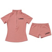 Ensemble de sport deux pièces pour femme avec logo personnalisé imprimé, comprenant un haut court à manches courtes et demi-zip et un short cycliste, idéal pour l'été et le yoga.