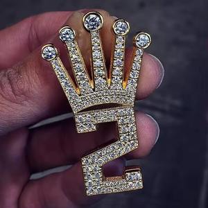 Colgante Personalizado con Número de Moissanita Real de Corte Redondo de 4 Quilates, Plata 925 Chapada en Oro Amarillo - Product Image 2