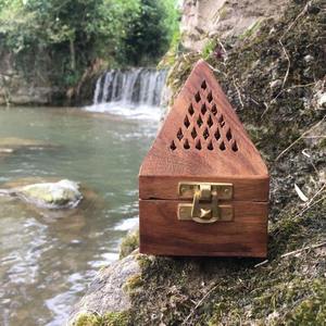 กล่องไม้หอมบาคูร์ทำมือสำหรับรมควันอูด ใช้ในช่วงรอมฎอน เพื่อสร้างกลิ่นหอมในบ้าน โดย Madiha Art And Crafts - Product Image 1