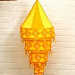 Abat-jour suspendu traditionnel en papier jaune, forme diamant, décoration décorative pour mariage, décoration de plafond - Product Image 1