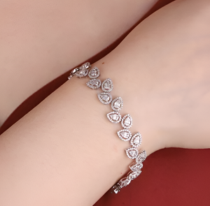 Pulsera de tenis con halo de diamantes redondos cultivados en laboratorio de oro blanco de 18 quilates con certificación IGI, marca Aniva - Product Image 2
