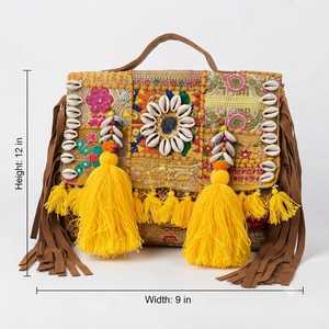 Sac à bandoulière bohème fait main avec coquillages cauris, travail miroir, pompons jaunes, franges marron, patchwork brodé multicolore - Product Image 3