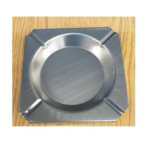 Cendrier en métal pour table, design minimaliste, matériau durable et finition soignée, adapté au bureau et aux espaces de vie. - Product Image 4