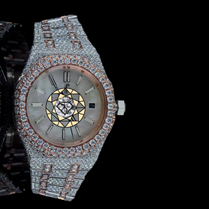 Reloj de Cuarzo con Diamantes Moissanite para Hombre, Esfera de Nácar Totalmente Adornada, Números Romanos, Brazalete de Acero Inoxidable de Dos Tonos, Lujoso - Product Image 3