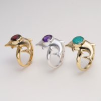 Bague Dauphin Chrétienne en Laiton avec Pierre Précieuse Moku Jewellery, Amazonite Verte Sertie en Bezel, Plaqué Or 18K, Réglable, Glamour, Inspirée de l'Océan