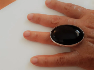 แหวนแต่งงานผู้หญิงเงินแท้ 925 ประดับพลอยออนิกซ์สีดำทรงรี สไตล์โบฮีเมียน งานแฮนด์เมด ดีไซน์ขอบแบบ Bezel Setting สวยงาม เหมาะสำหรับเป็นของขวัญแทนใจ - Product Image 2