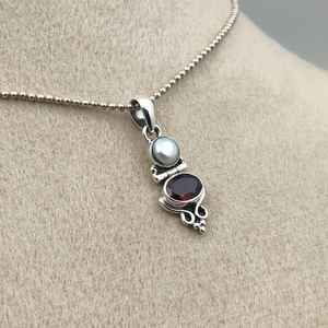 Colgante de Plata de Ley con Granate y Perla, Piedra de Nacimiento de Enero, Elegante Joya de Gema Roja y Blanca, Regalo - Product Image 6