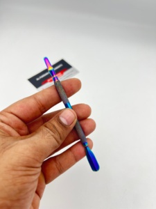 Outil de manucure et pédicure en acier inoxydable double face pour retirer le gel à ongles, avec pousse-cuticules multicolores effet plasma arc-en-ciel - Product Image 1