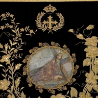 Drapeau liturgique chrétien en velours noir, brodé à la main avec croix dorée, couronne et motifs floraux