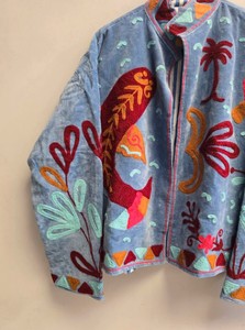 เสื้อแจ็คเก็ตสไตล์โบฮีเมียนสีน้ำเงิน ตกแต่งด้วยผ้าซูซานี งานฝีมือประณีต ลายปักศิลปะพื้นบ้าน เหมาะสำหรับเทศกาลต่างๆ  สำหรับผู้หญิง - Product Image 5