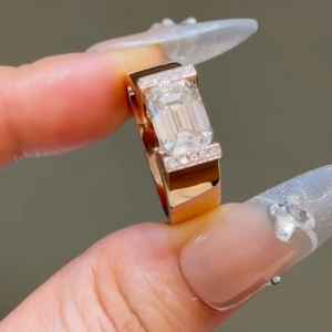 Bague de luxe en or massif 14 carats pour femme, sertie de diamants de laboratoire taille émeraude 2.01 CT, idéale pour les mariages et les cadeaux de promesse. - Product Image 2