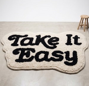 Tapis d'appoint décoratif en laine tuftée à la main, antidérapant, moderne, avec typographie « Take It Easy », pour salon et chambre à coucher - Product Image 1