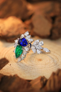 Bague de cocktail pour femme en argent 925 plaqué rhodium avec cristaux bleus et verts taille poire, motif floral, sertissage à griffes, bijoux de luxe - Product Image 5