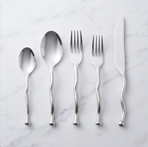 Ensemble de couverts modernes en acier inoxydable, finition miroir, compatibles lave-vaisselle, pour mariage, avec design de poignée ondulée - Product Image 1
