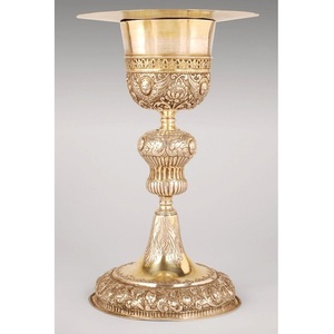 Ensemble de calice et de ciboire en métal plaqué or décoratif pour une présentation luxueuse sur l'autel de l'église - Product Image 1