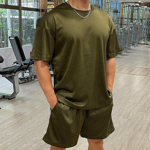 Conjunto Deportivo de Dos Piezas para Hombre, Camiseta de Cuello Redondo Corta Informal de Punto a la Moda, con Logotipo Personalizado Estampado en Color Sólido - Product Image 5