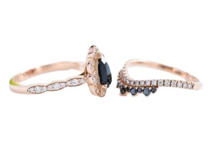 Bague de fiançailles en forme de poire noire et blanche Moissanite Belle bague en argent sterling Bague personnalisée et autres bijoux en diamant - Product Image 2