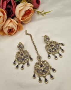 Ensemble collier long double couche, boucles d'oreilles et mangtika à motif floral traditionnel pour femmes, collection de bijoux de créateur. - Product Image 3