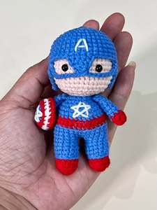 Muñecos de ganchillo de oveja Amigurumi, de lana, con vestido verde, mochila, juguete de peluche de moda de dibujos animados, forma 3D, suave, con relieve, llavero de mosquetón - Product Image 1