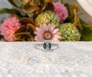 Bague de fiançailles en diamant de laboratoire taille émeraude certifiée IGI, style classique pour femme avec diamants latéraux, or blanc 14 carats, cadeau de mariage - Product Image 1