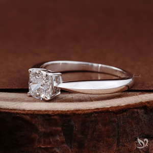 Anillo de compromiso de oro blanco de 10 quilates con diamante cultivado en laboratorio de 1.0 quilates, corte cojín, solitario con tallo pellizcado, diseño clásico. - Product Image 2