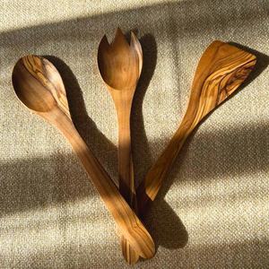 Juego de utensilios de cocina rústicos de madera de olivo hechos a mano - Product Image 1