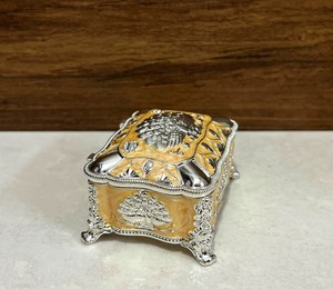 Boîte décorative en métal élégante, artisanale, avec motif paon |   Boîte à bijoux de rangement finition argent et or - Product Image 2