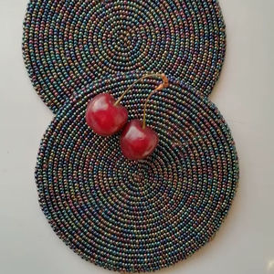 Ensemble de dessous-de-verre en perles de verre multicolores irisées, avec support en tissu rond, pour la maison, la cuisine, la salle à manger, le bar à café. - Product Image 1