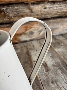 Carafe en métal blanc durable, idéale pour l'eau, les jus et l'usage domestique quotidien, au look vintage, vente en gros depuis l'Inde - Product Image 3