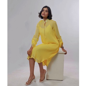 Vestido Casual Moderno para Mujer en Georgette Fluido con Diseño de Parches de Seda y Forro de Tafetán Suave, Largo hasta la Rodilla - Product Image 2