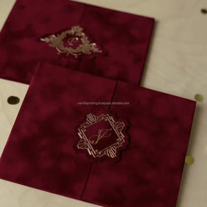Invitation de mariage personnalisée en velours rouge foncé avec emblème estampé or, taille personnalisée pour mariage, Saint-Valentin, anniversaire et Noël - Product Image 1