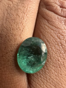 Piedra Preciosa Ovalada Verde Esmeralda de Lujo de 4.80 Quilates para Anillos, Colgantes y Joyería de Diseño, Venta al Por Mayor B2B - Product Image 4