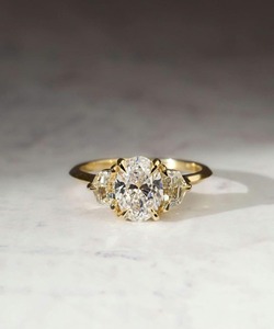 Bague de fiançailles ovale en moissanite 2 carats, bague demi-lune trilogie en or 14 carats, diamant de laboratoire, bijoux fins pour femmes - Product Image 1