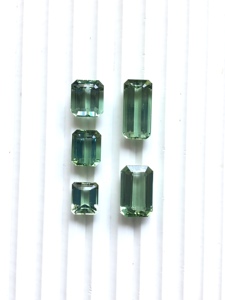 Piedra de turmalina verde natural de 62.02 quilates con corte octogonal para la elaboración de joyería fina. - Product Image 2
