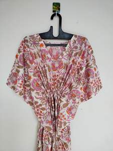 Robe kaftan pour femmes en coton 100% avec imprimé floral en dentelle |   Coupe ample |   Longueur genouillère |   Silhouette en forme de A |   Vêtements décontractés pour la plage et la détente - Product Image 2