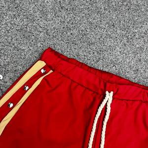 Pantalones Cortos Deportivos Rojos Personalizados al por Mayor para Hombre con Cordón Lateral y Secado Rápido - Product Image 3