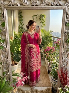 Ensemble de costume 3 pièces de créateur très demandé, comprenant un haut, un pantalon palazzo et un dupatta, avec broderies riches, entièrement cousu, pour femme, idéal pour les soirées. - Product Image 3