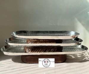 Plateau de service rond en métal poli de luxe moderne avec support en bois, écologique, pour les occasions de mariage - Product Image 2