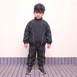 Ensemble coupe-vent en nylon noir pour enfants, avec logo personnalisé et empiècements blancs, séchage rapide, respirant, style vintage pour garçons – Nouveauté très demandée pour l'été - Product Image 2
