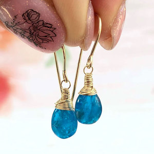Pendientes Colgantes de Briolette de Calcedonia Azul Vintage Hechos a Mano con Alambre de Latón al por Mayor - Product Image 2